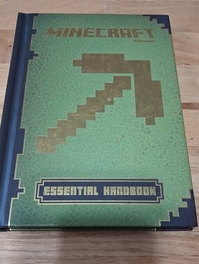 Minecraft Essential Handbook - Green & Gold Edition Hardcover